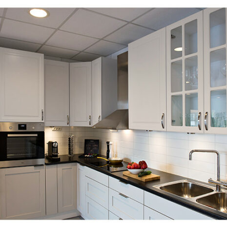 Spröjsade köksluckor i vitrin